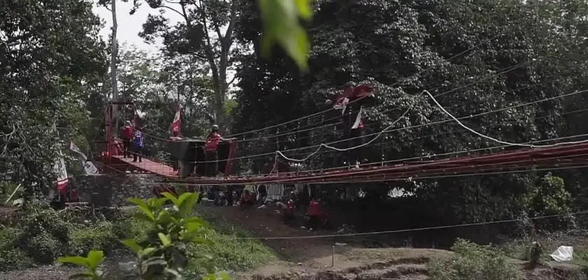 Terobosan dari Atas Jurang: 105 Jembatan Gantung Siap Putus Isolasi Desa