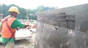 Read more about the article Minyak Bekisting Adalah : Fungsi dan Cara Penggunaannya