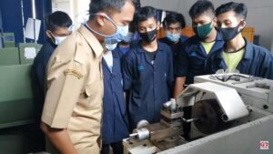 Read more about the article Teknik Pemesinan Adalah: Prospek Kerja & Studi Lanjut