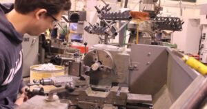 Read more about the article Teknik Mesin Bubut Dasar : Pengertian & Jenis-Jenisnya