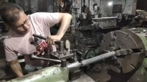 Read more about the article Teknik Bubut Dalam Dunia Industri Machining