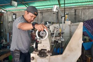 Read more about the article Tips Menentukan Bengkel Mesin Bubut yang Terpercaya