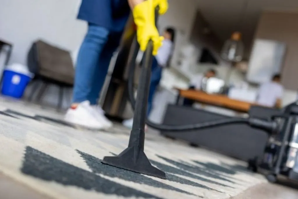 Tugas Cleaning Service di Perusahaan