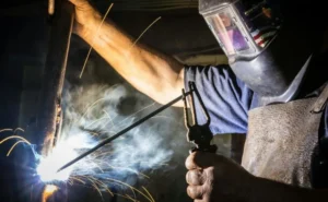 Read more about the article Peralatan Utama Proses Las SMAW – Tukang Wajib Tahu!