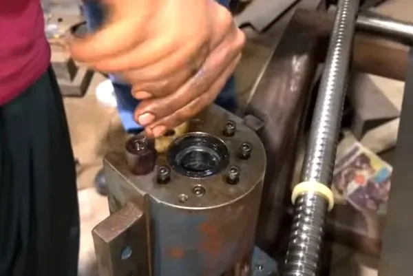 Maintenance Ball Screw mencegah backlash