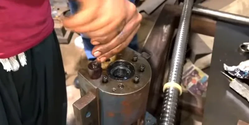 Maintenance Ball Screw mencegah backlash