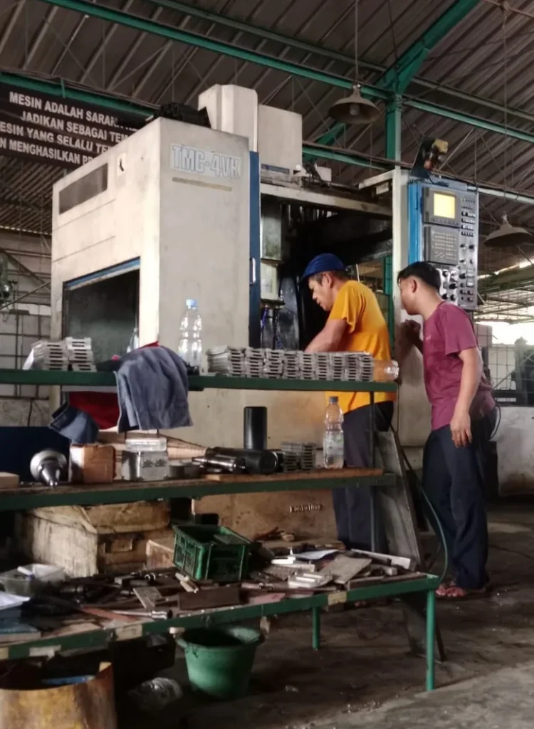 mesin cnc milling sedang di cek ukuran