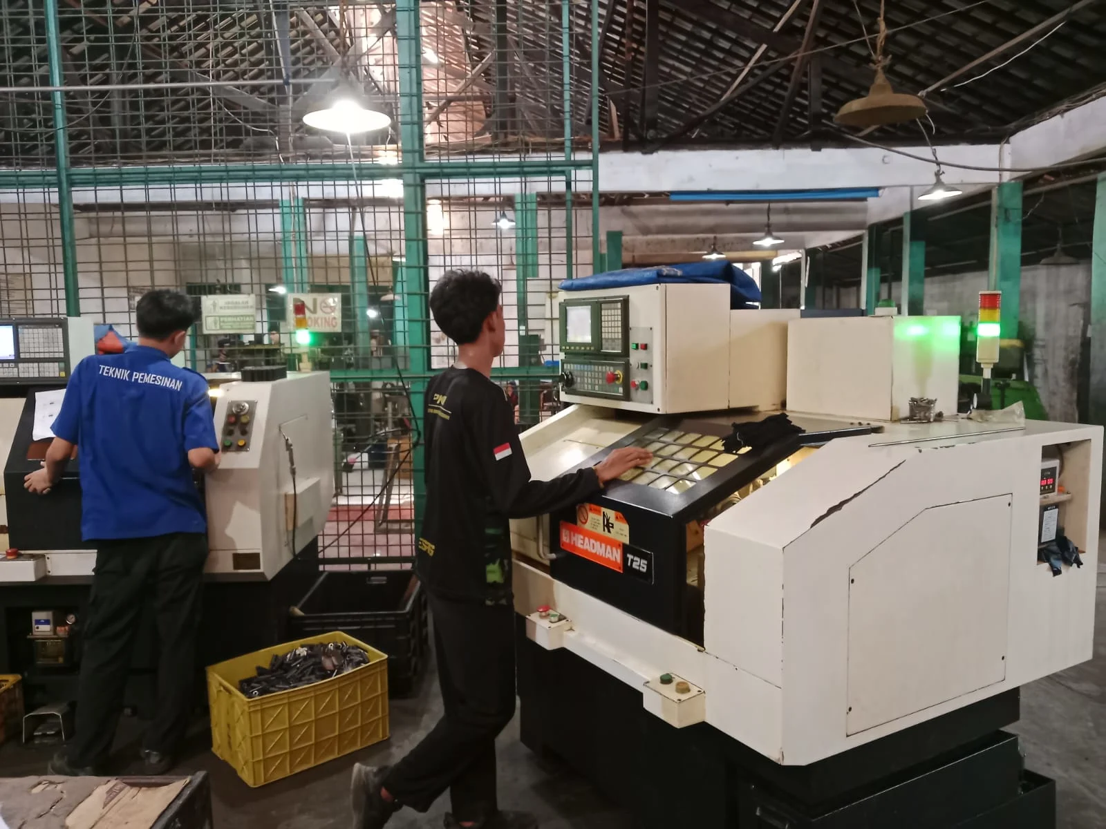 You are currently viewing Perbedaan M1 dan M0 pada Mesin CNC: Fungsi, Cara Kerja, dan Contohnya